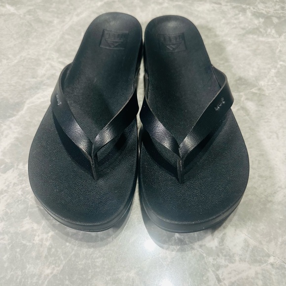 Reef Women's Beach Classic Leather Flip Flop Sandals Black, Measures SZ 8.5-9 - Picture 2 of 6